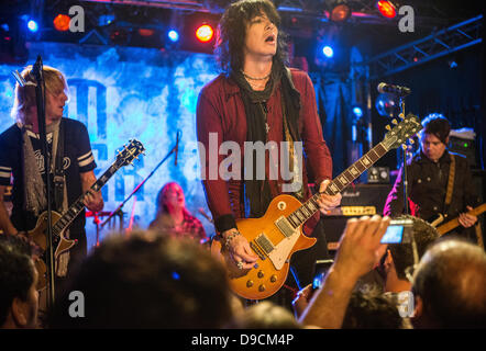 Chanteur et auteur-compositeur Tom Keifer, qui a également fait face à la Cendrillon rock band, il se produit à la maisonnette en salon de l'ours à Chicago, Illinois le 14 juin 2013. Banque D'Images