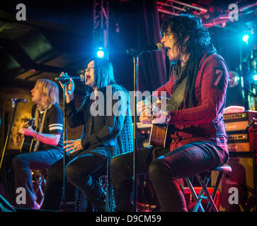 Chanteur et auteur-compositeur Tom Keifer, qui a également fait face à la Cendrillon rock band, il se produit à la maisonnette en salon de l'ours à Chicago, Illinois le 14 juin 2013. Banque D'Images