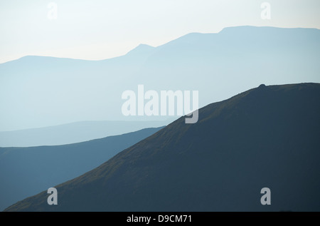 En regardant vers l'Hindscarth du sommet de Robinson dans le Lake District Banque D'Images