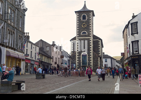 Shoppers à Keswick place du marché avec le Moot Hall dans la distance. Cumbria Lake District Banque D'Images