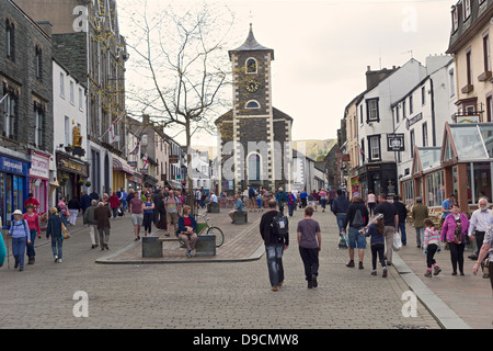 Shoppers à Keswick place du marché avec le Moot Hall dans la distance. Cumbria Lake District Banque D'Images