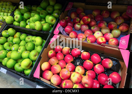 Pommes vertes et rouges dans un carton dans un supermarché Banque D'Images