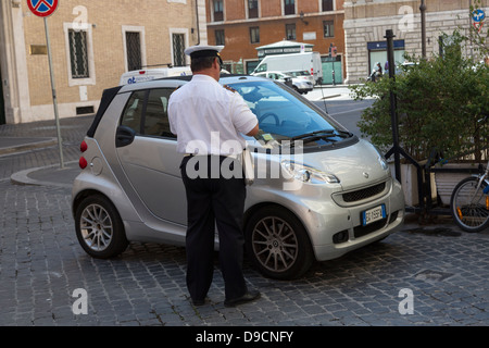 Policier d'écrire un billet pour stationnement illégal d'une voiture Smart fortwo MHD, Rome, Italie Banque D'Images