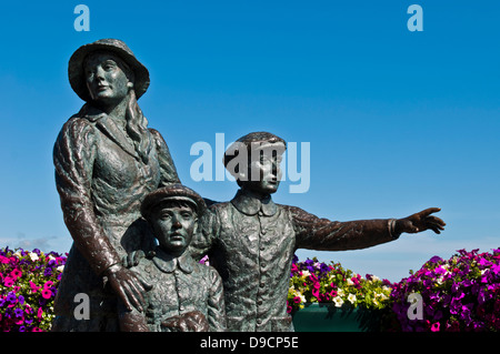 L'Annie Moore Memorial, statue d'Annie Moore et ses deux frères à Cobh, Irlande Banque D'Images