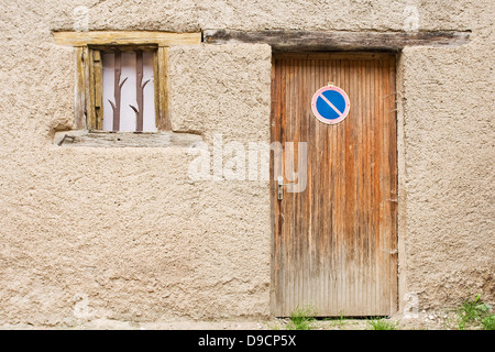 Chambre avant avec porte et fenêtre, avant de la maison avec vieille porte et fenêtre, Banque D'Images