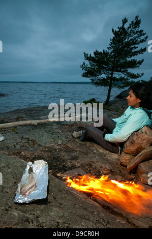 Feu de joie sur une sortie à la pointe sud de l'île dans le lac Vansjø Gudøya dans Østfold, Norvège. Vansjø est une partie de l'eau système appelé Morsa Banque D'Images