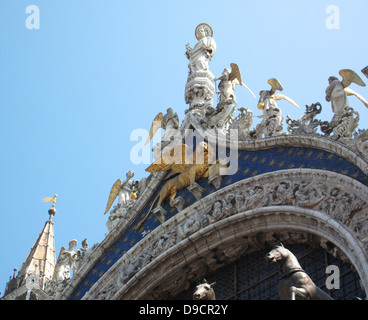 Quatre statues de chevaux sur le balcon de la Cathédrale Basilique de Saint Marc est l'église cathédrale de l'Archidiocèse catholique de Venise, en Italie du nord. Il est le plus célèbre de la ville, églises et l'un des exemples les plus connus de l'architecture Byzantine Banque D'Images