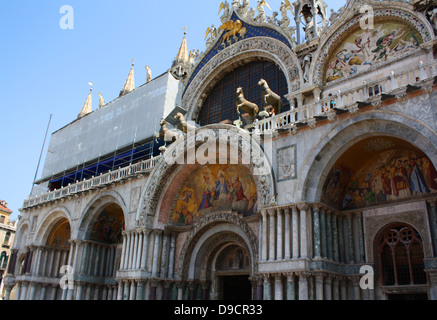 Quatre statues de chevaux sur le balcon de la Cathédrale Basilique de Saint Marc est l'église cathédrale de l'Archidiocèse catholique de Venise, en Italie du nord. Il est le plus célèbre de la ville, églises et l'un des exemples les plus connus de l'architecture Byzantine Banque D'Images