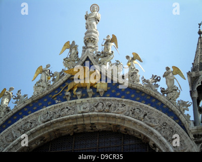 Quatre statues de chevaux sur le balcon de la Cathédrale Basilique de Saint Marc est l'église cathédrale de l'Archidiocèse catholique de Venise, en Italie du nord. Il est le plus célèbre de la ville, églises et l'un des exemples les plus connus de l'architecture Byzantine Banque D'Images