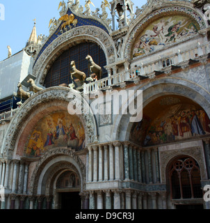 Quatre statues de chevaux sur le balcon de la Cathédrale Basilique de Saint Marc est l'église cathédrale de l'Archidiocèse catholique de Venise, en Italie du nord. Il est le plus célèbre de la ville, églises et l'un des exemples les plus connus de l'architecture Byzantine Banque D'Images