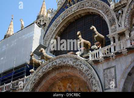 Quatre statues de chevaux sur le balcon de la Cathédrale Basilique de Saint Marc est l'église cathédrale de l'Archidiocèse catholique de Venise, en Italie du nord. Il est le plus célèbre de la ville, églises et l'un des exemples les plus connus de l'architecture Byzantine Banque D'Images