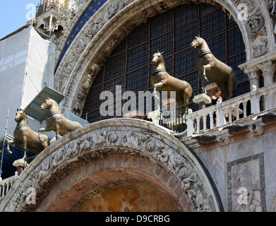 Quatre statues de chevaux sur le balcon de la Cathédrale Basilique de Saint Marc est l'église cathédrale de l'Archidiocèse catholique de Venise, en Italie du nord. Il est le plus célèbre de la ville, églises et l'un des exemples les plus connus de l'architecture Byzantine Banque D'Images