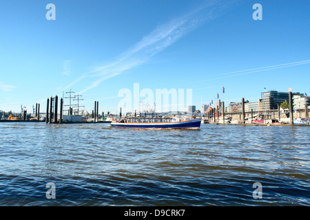 Aller et retour dans le port le port d'Hambourg. Banque D'Images