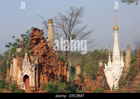 Ancienne en ruine à Nyaung Ohak stuc stupa près du village de bord de Inthein sur le lac Inle, Myanmar, Birmanie, en Asie du sud-est Banque D'Images