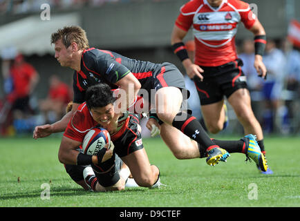 Harumichi Tatekawa du Japon est abordé au cours de l'Lipovitan D Challenge 2013 entre le Japon 23-8 Galles au Prince Chichibu Memorial Stadium, Tokyo, Japon. (Photo de bla) Banque D'Images