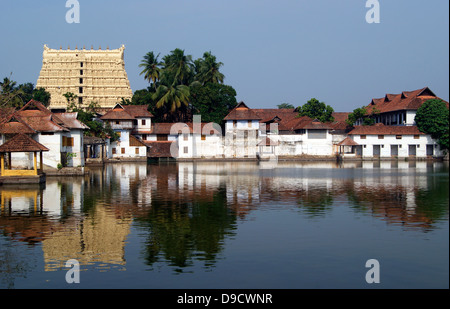 Sri Padmanabhaswamy Temple et étang voir réflexion Trivandrum Thiruvananthapuram Banque D'Images