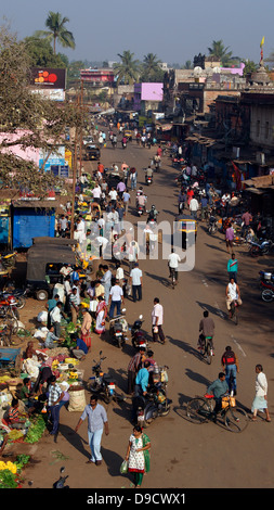 L'Inde et les marchés en bordure de rue et les Indiens se précipitant vue aérienne à l'Orissa d'Odisha Banque D'Images