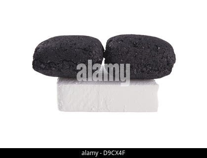 Briquettes de charbon et de certaines pièces d'un firelighter pour BBQ isolated on white Banque D'Images