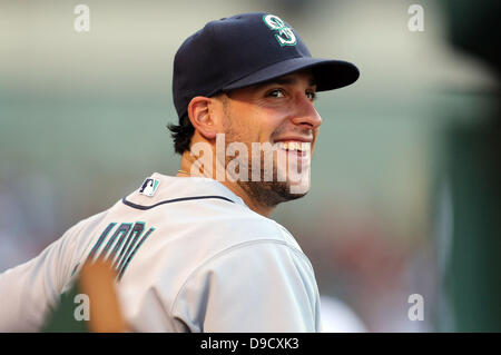 Anaheim, Californie, USA. 17 Juin, 2013. Mariners de Seattle de troisième but Alex Liddi (16) avant le match entre les Mariners de Seattle et les Angels de Los Angeles au Angel Stadium le 17 juin 2013 à Anaheim, en Californie. Credit : csm/Alamy Live News Banque D'Images