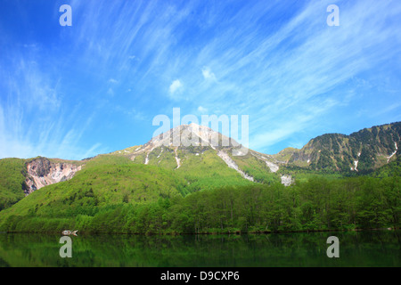 Yakedake de montagnes et étang Taisho, Préfecture Nagano Banque D'Images