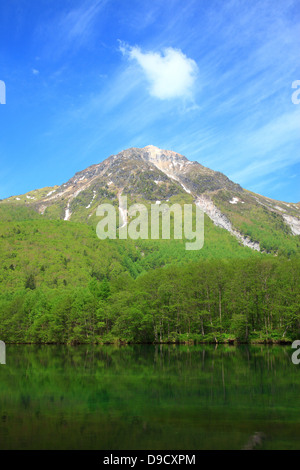 Yakedake de montagnes et étang Taisho, Préfecture Nagano Banque D'Images