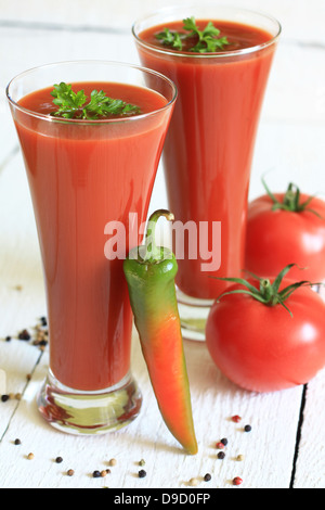 Jus de tomate sur les bandes blanches avec chili Banque D'Images