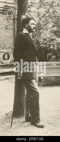 Ezra Weston Loomis Pound (1885-1972), poète et critique américaine et une figure majeure du début du mouvement moderniste. debout dans un jardin de Paris. Banque D'Images