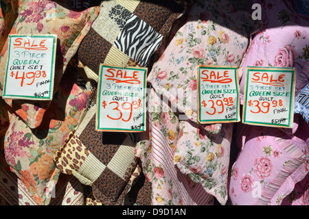 Quilts en vente à un tissu boutique à Jackson Heights, un quartier indien dans le Queens New York Banque D'Images