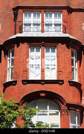 Balcon couvert dans un hôtel particulier en brique rouge britannique Banque D'Images