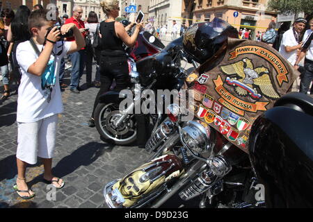 16 juin 2013 les passionnés de Harley Davidson convergent sur la Place Saint Pierre, Vatican pour un Bénédiction Papale pendant la messe du dimanche à Rome Italie pour HD110Th anniversaire célébration européenne Banque D'Images