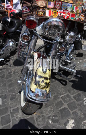 16 juin 2013 les passionnés de Harley Davidson convergent sur la Place Saint Pierre, Vatican pour un Bénédiction Papale pendant la messe du dimanche à Rome Italie pour HD110Th anniversaire célébration européenne Banque D'Images