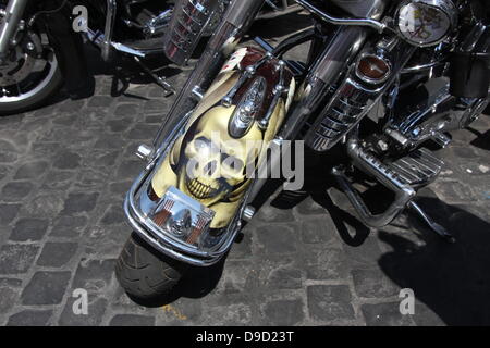 16 juin 2013 les passionnés de Harley Davidson convergent sur la Place Saint Pierre, Vatican pour un Bénédiction Papale pendant la messe du dimanche à Rome Italie pour HD110Th anniversaire célébration européenne Banque D'Images