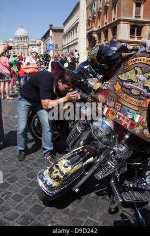 16 juin 2013 les passionnés de Harley Davidson convergent sur la Place Saint Pierre, Vatican pour un Bénédiction Papale pendant la messe du dimanche à Rome Italie pour HD110Th anniversaire célébration européenne Banque D'Images