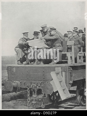 Conférence américaine sur le front de l'Ouest, 1917, pendant la Première Guerre mondiale. généraux Peershing et Walsh avec la secrétaire de la guerre Newton D. Baker. Banque D'Images