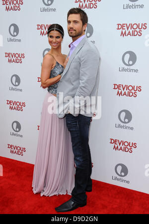 Los Angeles, Californie, USA. 17 Juin, 2013. Roselyn Sanchez, Eric Winter assistant à la vie série originale ''Devious domestiques'' Premiere partie tenue au Bel-Air Bay Club à Pacific Palisades, en Californie le 17 juin 2013. L'année 2013. Credit : Crédit : D. Long/Globe Photos/ZUMAPRESS.com/Alamy Live News Banque D'Images