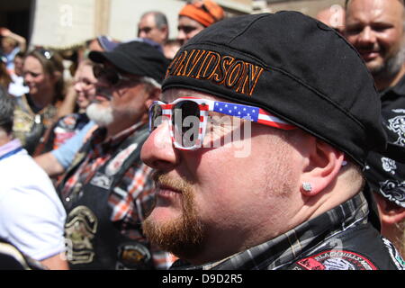 16 juin 2013 les passionnés de Harley Davidson convergent sur la Place Saint Pierre, Vatican pour un Bénédiction Papale pendant la messe du dimanche à Rome Italie pour HD110Th anniversaire célébration européenne Banque D'Images