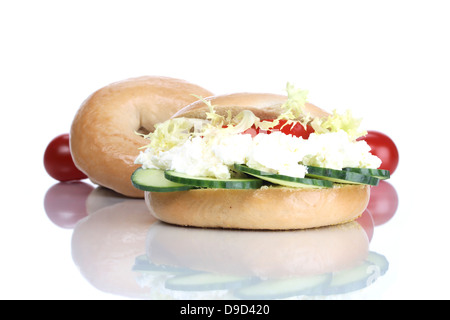 Bagel au fromage à la crème et les tomates Banque D'Images