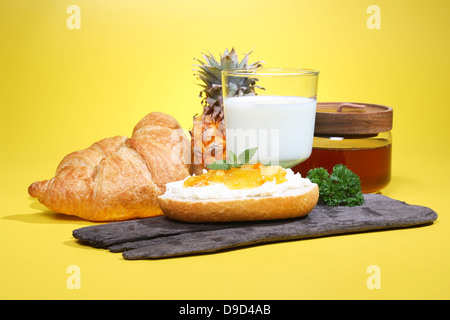 Le petit-déjeuner avec du fromage à la crème, lait et miel Banque D'Images