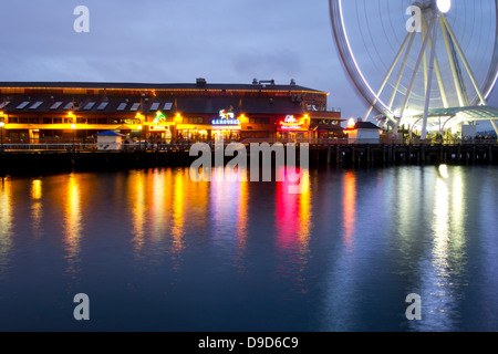 Grande roue sur dock à Puget Sound, Seattle, USA Banque D'Images