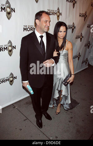 Trey Parker et sa petite amie soirée d'ouverture de la production musicale de Broadway 'Le Livre de Mormon' à l'Eugene O'Neill Theatre - Arrivées New York City, USA - 24.03.11 Banque D'Images