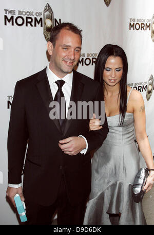 Trey Parker et sa petite amie soirée d'ouverture de la production musicale de Broadway 'Le Livre de Mormon' à l'Eugene O'Neill Theatre - Arrivées New York City, USA - 24.03.11 Banque D'Images