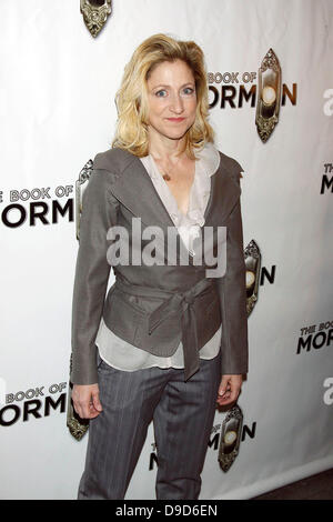 Edie Falco soirée d'ouverture de la production musicale de Broadway 'Le Livre de Mormon' à l'Eugene O'Neill Theatre - Arrivées New York City, USA - 24.03.11 Banque D'Images