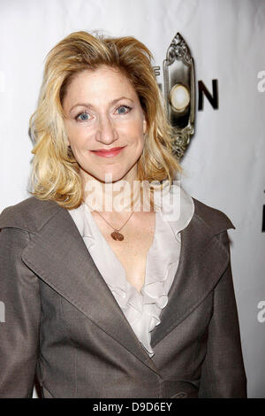 Edie Falco soirée d'ouverture de la production musicale de Broadway 'Le Livre de Mormon' à l'Eugene O'Neill Theatre - Arrivées New York City, USA - 24.03.11 Banque D'Images