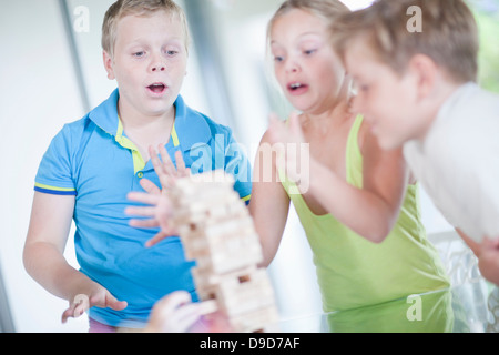 Enfants jouant de blocs en bois Banque D'Images