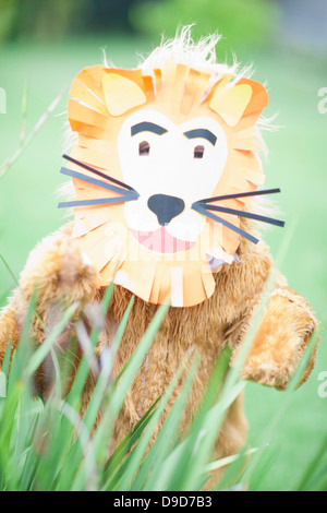 Enfant portant costume lion Banque D'Images