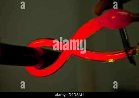 Close up of red hot glass étant plié dans l'usine de verre Banque D'Images