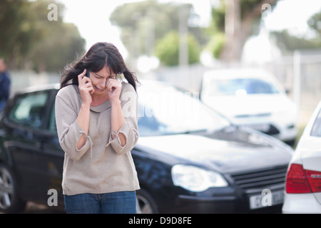 Femme pleurer après accident de voiture Banque D'Images