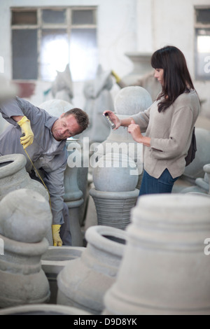 Traitant de sales in pottery factory Banque D'Images