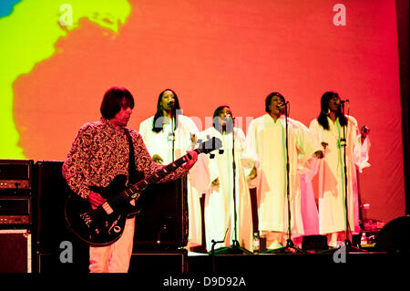 Gary Mounfield, alias Mani, de Primal Scream live à la Brixton Academy de Londres, Angleterre - 25.03.11 Banque D'Images