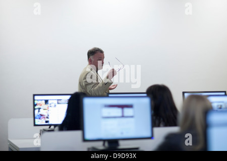 Students using computers in lecture Banque D'Images